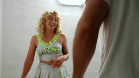 Кудрявая чирлидерша в короткой юбке ебется с мужиком