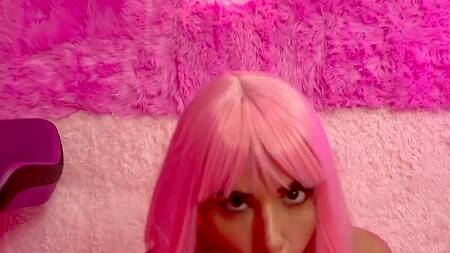 Красотка меняет стиль и трахается с мужиком в розовом парике