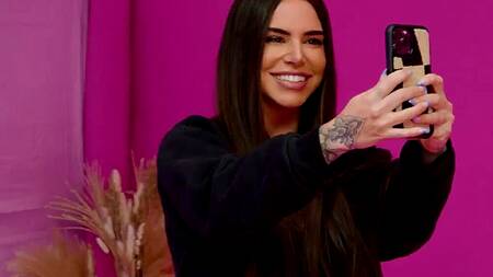 Красотка меняет стиль и трахается с мужиком в розовом парике