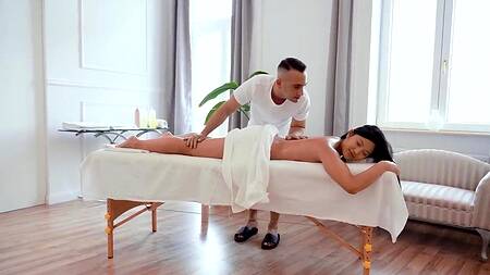 Азиатке в дорогом массажном салоне захотелось секса