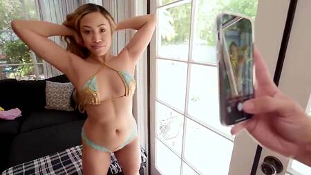 Помогает подруге выбрать бельё и жарко её трахает толстым членом