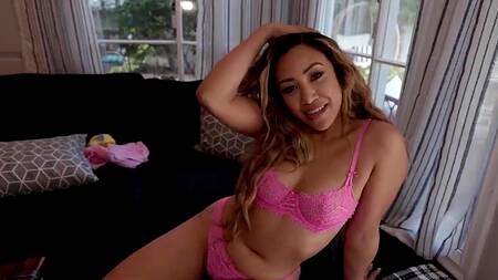 Помогает подруге выбрать бельё и жарко её трахает толстым членом