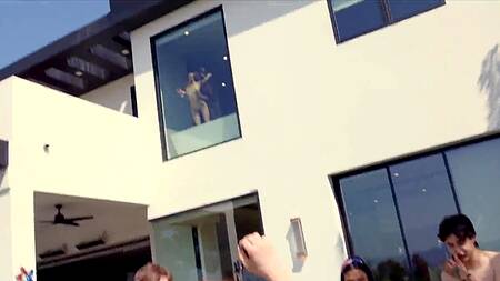 Рыжая студентка на вечеринке присоединяется к азиатке и тоже сосет хуй