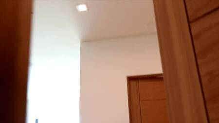 Рыжая студентка на вечеринке присоединяется к азиатке и тоже сосет хуй