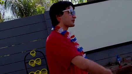 Рыжая студентка на вечеринке присоединяется к азиатке и тоже сосет хуй