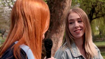 Рыжая телка спрашивает о цене шмота и трахается с мужиком