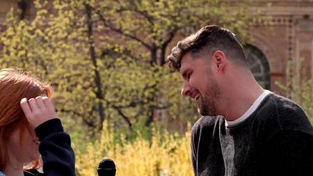 Рыжая телка спрашивает о цене шмота и трахается с мужиком