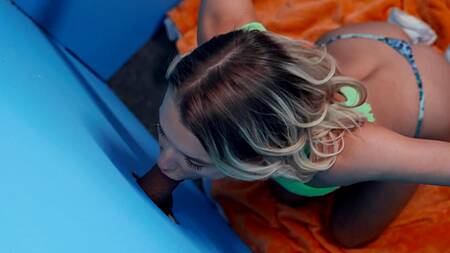 Худая блондинка трахается с тремя парнями через дырки в стене