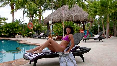 Кудрявая мулатка в отеле анально изменяет парню