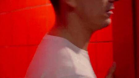 Телка во время свидания занимается с парнем анальным сексом в туалете