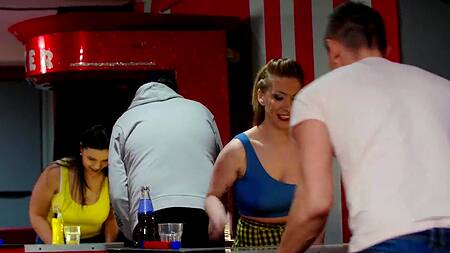 Телка во время свидания занимается с парнем анальным сексом в туалете