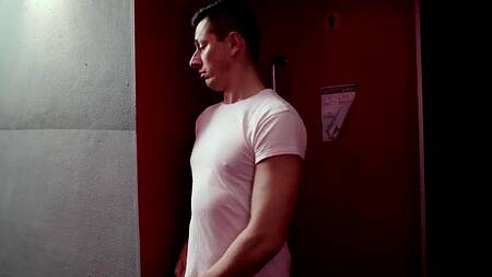 Телка во время свидания занимается с парнем анальным сексом в туалете