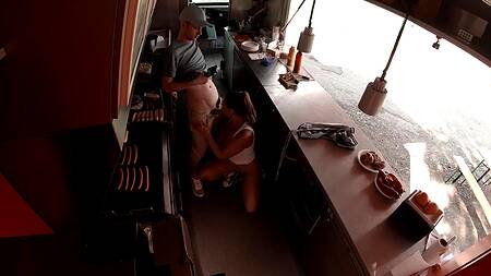 Стажерка учит готовить хот-доги и трахается с поваром