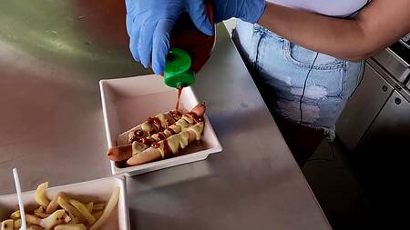 Стажерка учит готовить хот-доги и трахается с поваром