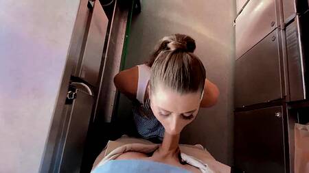 Стажерка учит готовить хот-доги и трахается с поваром