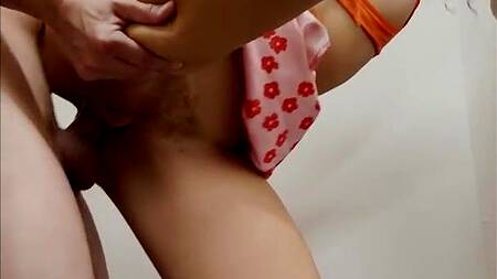 Две пошлые подруги в магазине соблазняют на секс одного парня