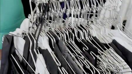 Две пошлые подруги в магазине соблазняют на секс одного парня