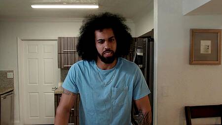 Белая красотка изучает Камасутру вместе с кудрявым негром