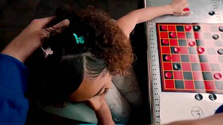 Кудрявая мулатка отвлекается от настолки и трахается с парнем