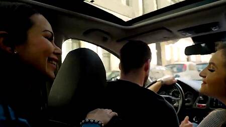 Улыбчивой красотке захотелось секса с парнем и милфой