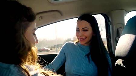 Улыбчивой красотке захотелось секса с парнем и милфой