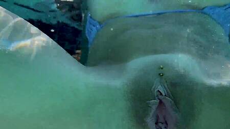 Телка на пляже показывает свои сиськи и ебется возле бассейна