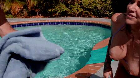 Телка на пляже показывает свои сиськи и ебется возле бассейна