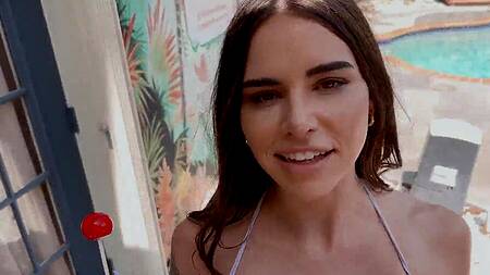 Телка на пляже показывает свои сиськи и ебется возле бассейна