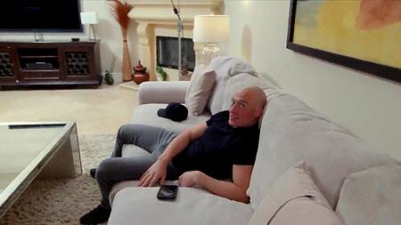 Зрелая порнозвезда ебется с молодой телкой и парнем