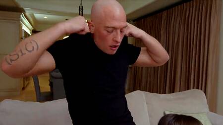 Зрелая порнозвезда ебется с молодой телкой и парнем