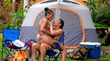 Чернокожие подруги в палатке занимаются лесбийским сексом