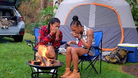 Чернокожие подруги в палатке занимаются лесбийским сексом