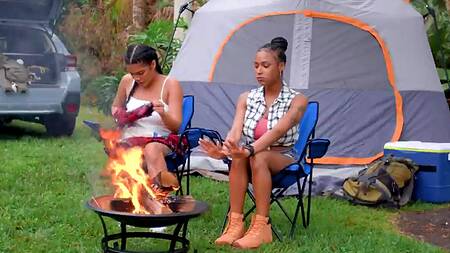 Чернокожие подруги в палатке занимаются лесбийским сексом