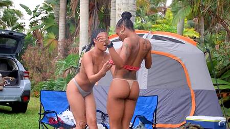 Чернокожие подруги в палатке занимаются лесбийским сексом
