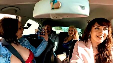 Подруги подбирают парня и татуированная блондинка ебется с ним в машине