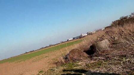 Подруги подбирают парня и татуированная блондинка ебется с ним в машине