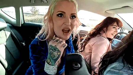 Подруги подбирают парня и татуированная блондинка ебется с ним в машине