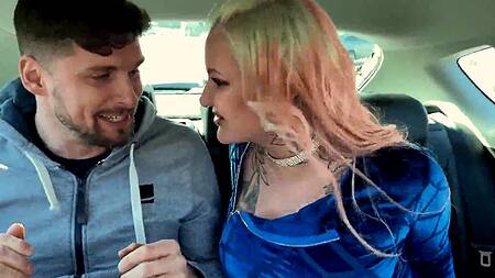 Подруги подбирают парня и татуированная блондинка ебется с ним в машине