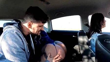 Подруги подбирают парня и татуированная блондинка ебется с ним в машине