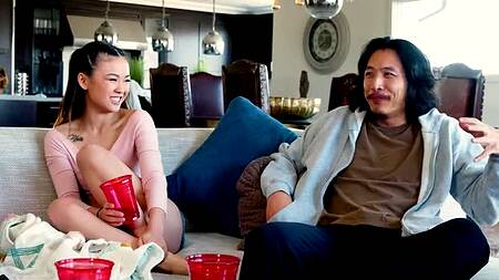 Миниатюрная азиатка во время встречи с друзьями занимается сексом