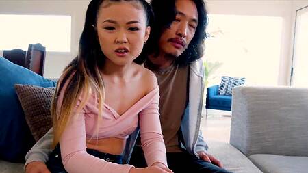 Миниатюрная азиатка во время встречи с друзьями занимается сексом