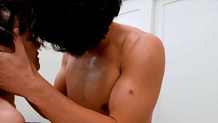 Миниатюрная азиатка во время встречи с друзьями занимается сексом