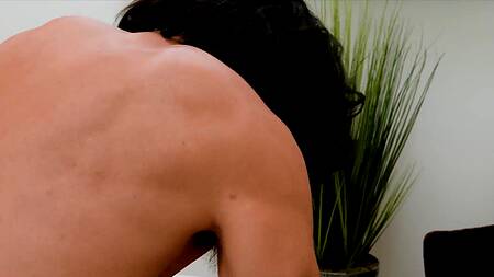 Миниатюрная азиатка во время встречи с друзьями занимается сексом