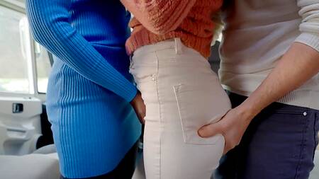 Парень во время путешествия жарко трахает негритянку и рыжую телку