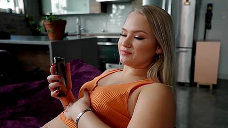 Блондинка Harley King готовится к съемкам и страстно трахается