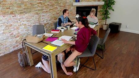 Студентка в очках соблазняет на страстный секс во время проекта