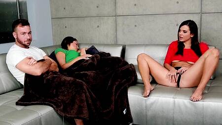 Жена засыпает, а её подруга соблазняет на жаркий секс