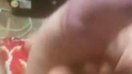 Приятный гейчик решил подрочить свой горячий член