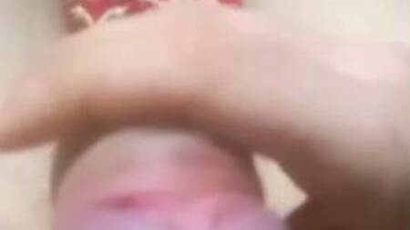 Приятный гейчик решил подрочить свой горячий член