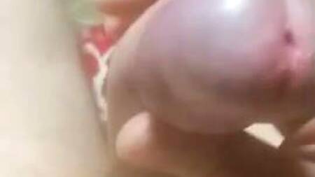 Приятный гейчик решил подрочить свой горячий член